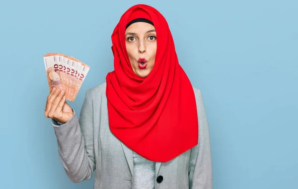 Όμορφη Ισπανίδα Γυναίκα Φορώντας Ισλαμική Μαντίλα Κρατώντας Χαρτονομίσματα Των Ευρώ — Φωτογραφία Αρχείου