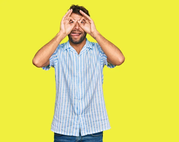 Bonito Jovem Com Barba Vestindo Camisa Casual Fresco Fazendo Gesto — Fotografia de Stock