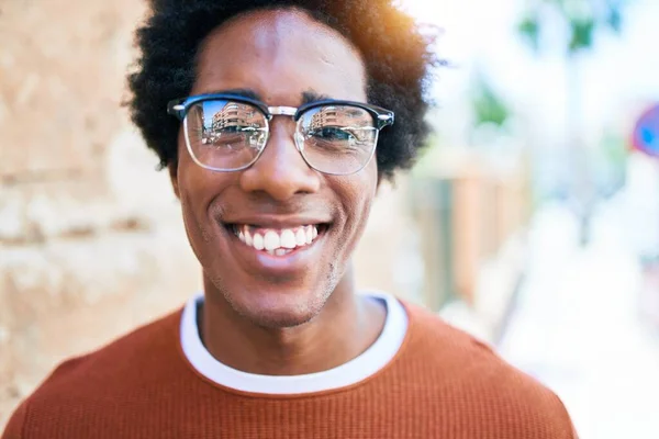 Jovem Bonito Homem Afro Americano Vestindo Roupas Casuais Óculos Sorrindo — Fotografia de Stock