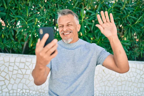 Hombre Hispano Pelo Gris Mediana Edad Sonriendo Feliz Haciendo Videollamadas — Foto de Stock