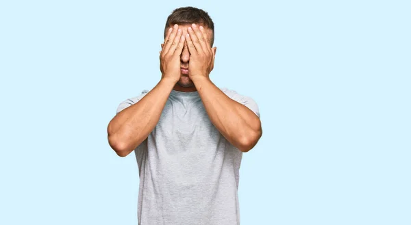Przystojny Mięśniak Szarej Koszuli Cierpiący Ból Głowy Zdesperowany Zestresowany Boli — Zdjęcie stockowe