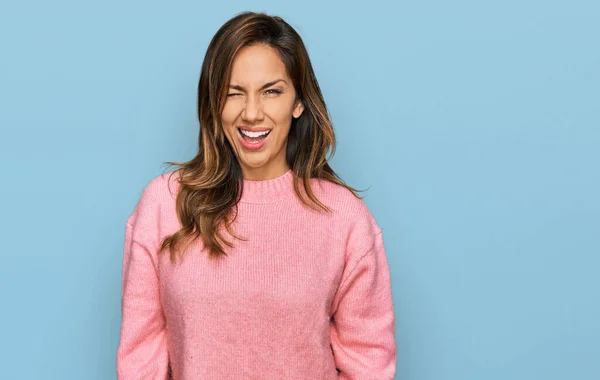 Jonge Hispanic Vrouw Dragen Casual Kleding Knipogen Naar Camera Met — Stockfoto