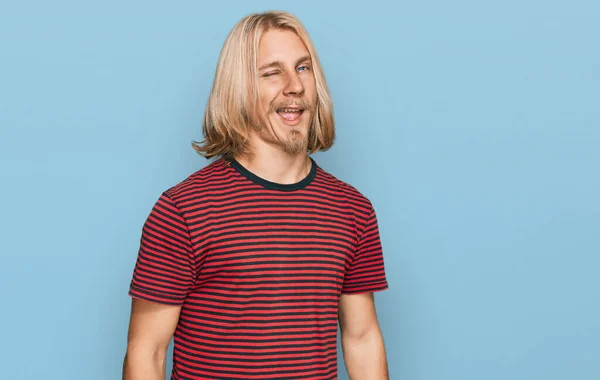 Blanke Man Met Blond Lang Haar Casual Gestreept Shirt Knipogen — Stockfoto