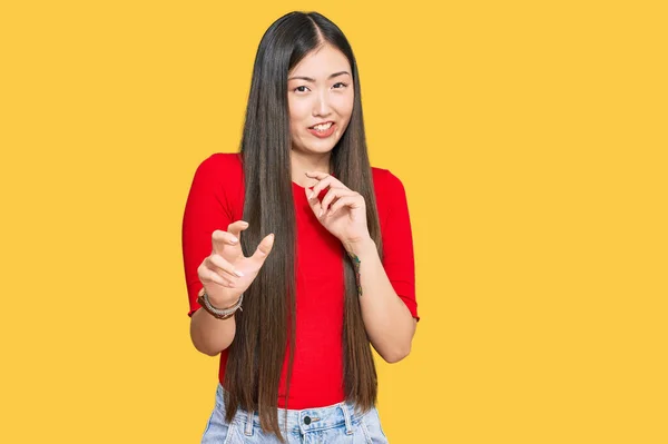 Mujer Joven China Con Ropa Casual Expresión Disgustada Disgustada Temerosa — Foto de Stock