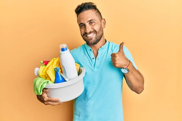 Homem Bonito Com Barba Segurando Produtos Limpeza Sorrindo Feliz Positivo — Fotografia de Stock