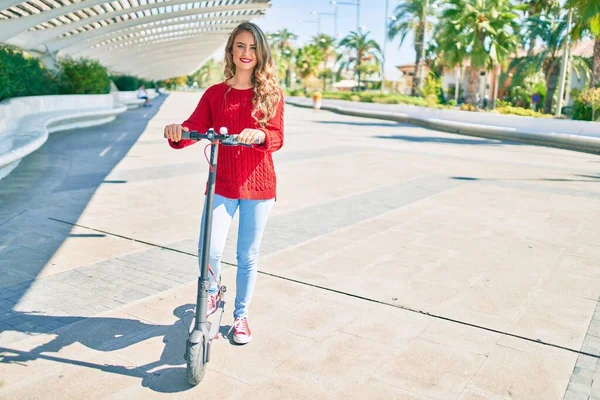 Jovem Loira Sorrindo Feliz Usando Scooter Elétrico Parque — Fotografia de Stock