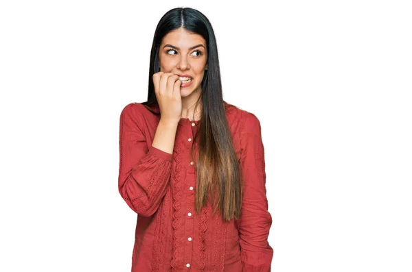 口の中で爪をかむ上で手でストレスや緊張を見てカジュアルな服を着て若いヒスパニック系の女性 不安の問題 — ストック写真
