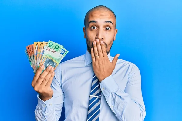 Ισπανόφωνος Ενήλικας Που Κρατάει Αυστραλιανά Δολάρια Καλύπτοντας Στόμα Χέρι Σοκαρισμένος — Φωτογραφία Αρχείου