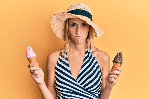 Hermosa Mujer Rubia Con Estilo Veraniego Sosteniendo Helado Escéptico Nervioso —  Fotos de Stock