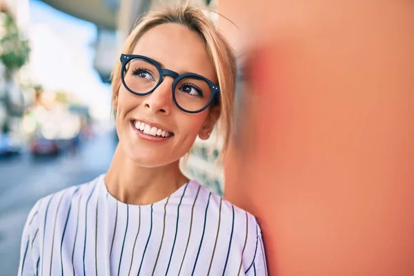 Jovem Mulher Negócios Loira Sorrindo Feliz Inclinando Parede Cidade — Fotografia de Stock