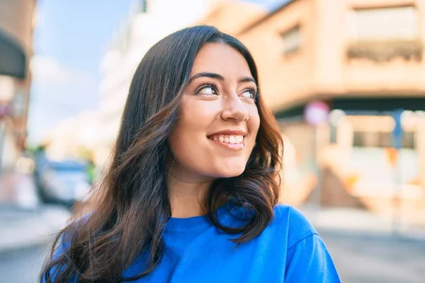 Young Hispanic Woman Smiling Happy Walking City — Stock Photo, Image