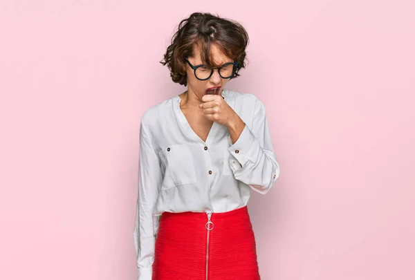 Mulher Hispânica Jovem Vestindo Estilo Negócio Óculos Sentindo Mal Tosse — Fotografia de Stock