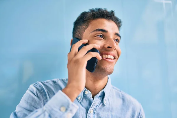 Jonge Latijn Man Lacht Gelukkig Praten Smartphone Stad — Stockfoto