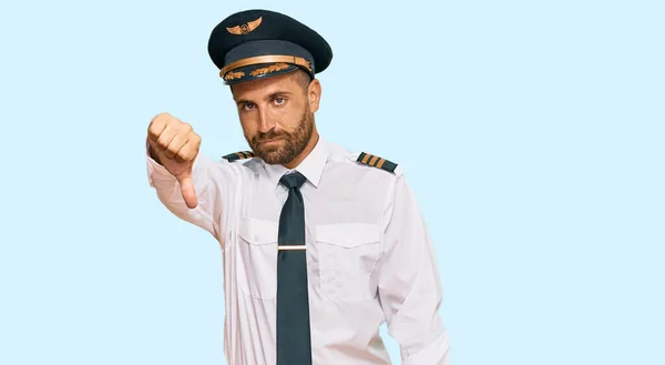 Jóképű Szakállas Pilóta Egyenruhát Viselő Férfi Boldogtalannak Dühösnek Tűnik Elutasítást — Stock Fotó