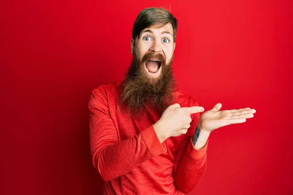 Pelirrojo Con Barba Larga Señalando Palma Abierta Con Dedo Celebrando —  Fotos de Stock