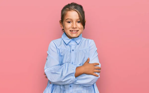 Malá Krásná Dívka Sobě Ležérní Oblečení Šťastný Obličej Úsměvem Zkříženýma — Stock fotografie
