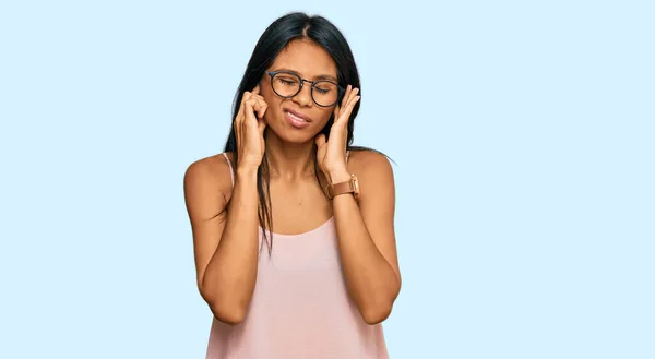 Fiatal Afro Amerikai Alkalmi Ruhát Szemüveget Visel Ujjaival Befedi Fülét — Stock Fotó