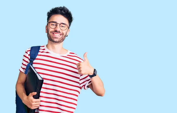 Jovem Hispânico Vestindo Mochila Estudantil Óculos Segurando Binder Sorrindo Feliz — Fotografia de Stock