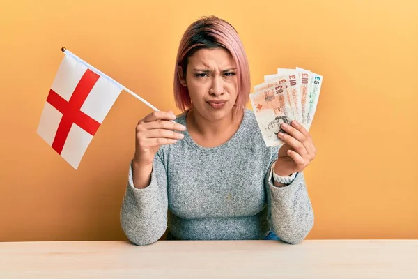 Mujer Hispana Con Cabello Rosa Sosteniendo Bandera Inglaterra Billetes Libras — Foto de Stock