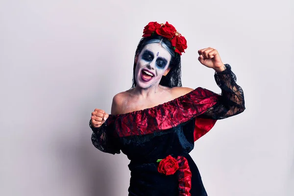Mujer Joven Vistiendo Día Mexicano Del Maquillaje Muerto Bailando Feliz — Foto de Stock