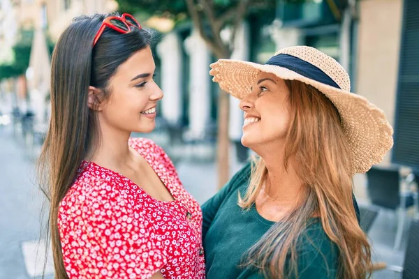Gyönyörű Spanyol Anya Lánya Nyaralni Mosolyogva Boldogan Áll Városban — Stock Fotó
