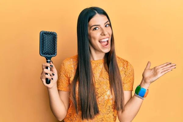 Jovem Hispânica Segurando Escova Cabelo Celebrando Realização Com Sorriso Feliz — Fotografia de Stock