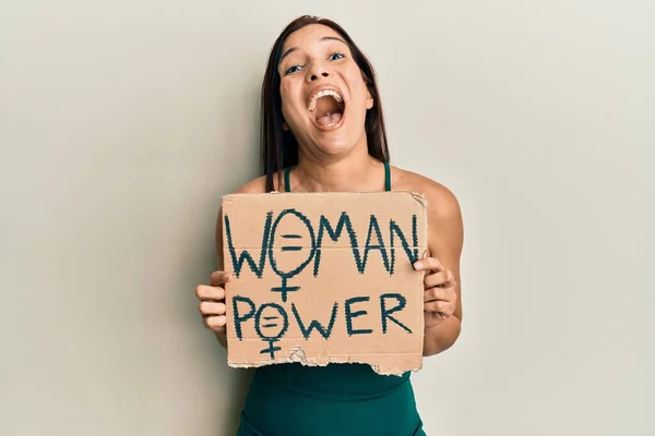 Mujer Latina Joven Sosteniendo Pancarta Poder Mujer Celebrando Loco Sorprendido —  Fotos de Stock