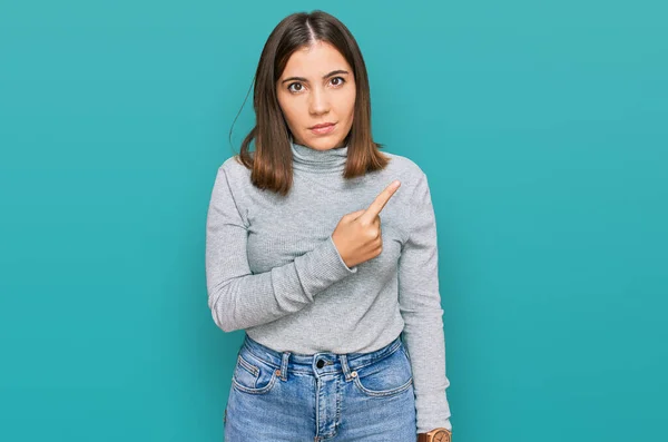 Jonge Mooie Vrouw Draagt Casual Coltrui Wijzen Met Hand Vinger — Stockfoto