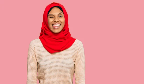 Giovane Donna Afroamericana Indossa Tradizionale Sciarpa Hijab Islamico Strizzando Occhio — Foto Stock