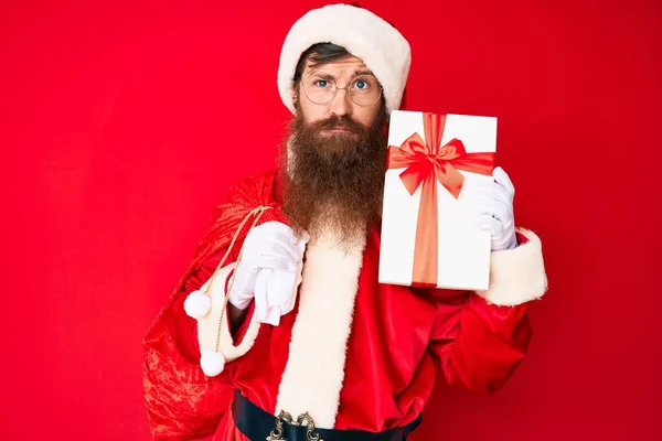 Όμορφος Νεαρός Κοκκινομάλλης Μακριά Γενειάδα Φορώντας Κοστούμι Άγιος Βασίλης Και — Φωτογραφία Αρχείου