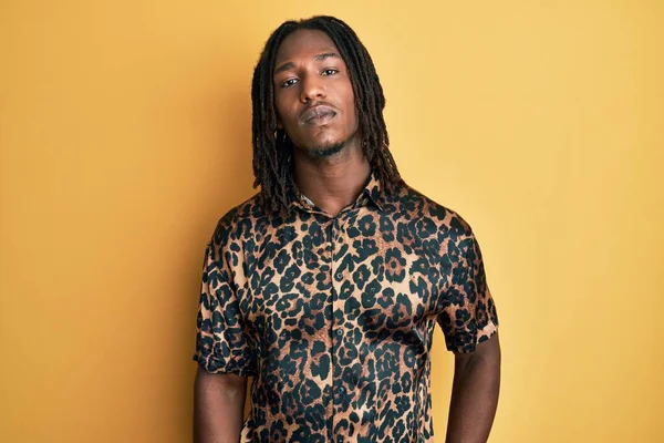 Hombre Afroamericano Con Trenzas Con Camisa Estampada Animal Leopardo Relajado —  Fotos de Stock
