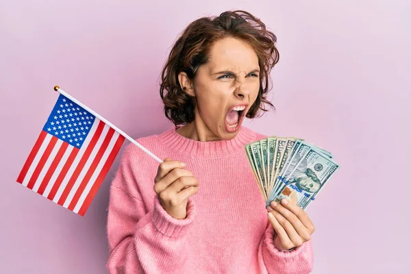 Jonge Brunette Vrouw Met Amerikaanse Vlag Dollars Boos Gek Schreeuwend — Stockfoto