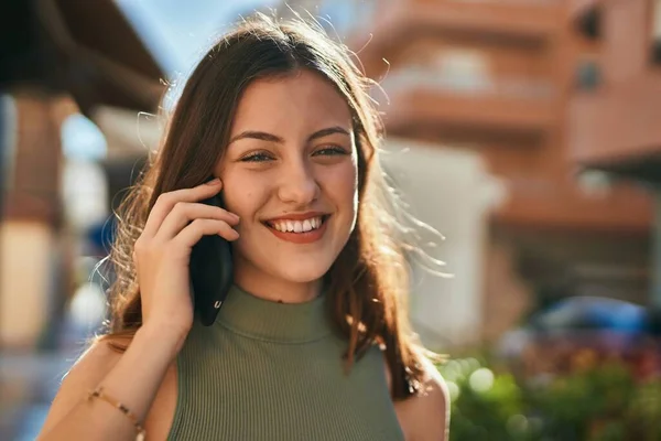 年轻的高加索女孩开心地微笑着 在城市里用智能手机交谈 — 图库照片