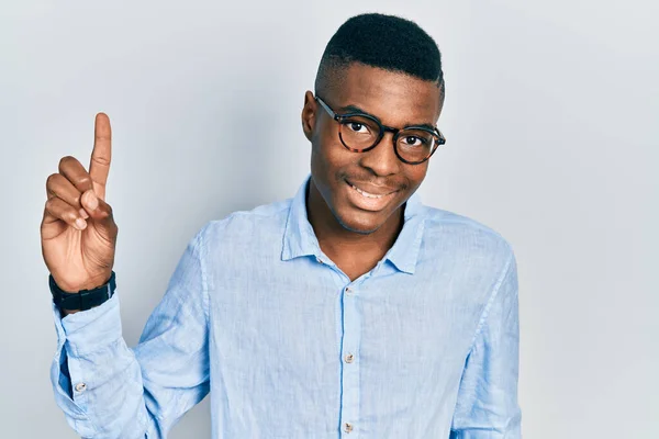 Gündelik Giysiler Gözlüklerle Gülümseyen Genç Afrikalı Amerikalı Bir Adam Bir — Stok fotoğraf