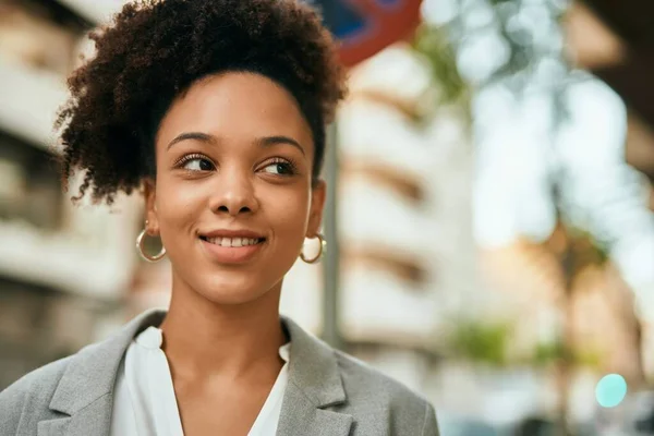 Joven Mujer Negocios Afroamericana Sonriendo Feliz Pie Ciudad — Foto de Stock