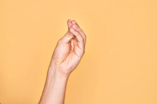 Kafkas Genci Parmaklarını Izole Edilmiş Sarı Arka Planda Gösteriyor Parmaklarıyla — Stok fotoğraf