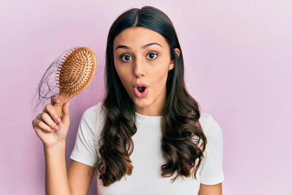 Jovem Hispânico Mulher Styling Cabelo Usando Pente Assustado Espantado Com — Fotografia de Stock