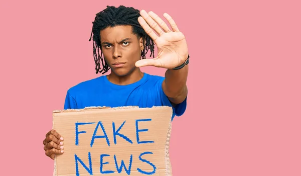 Joven Hombre Afroamericano Sosteniendo Pancarta Noticias Falsas Con Mano Abierta — Foto de Stock