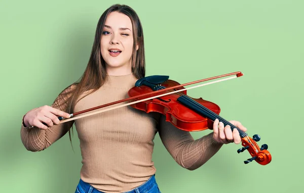 Menina Hispânica Jovem Tocando Violino Piscando Olhando Para Câmera Com — Fotografia de Stock