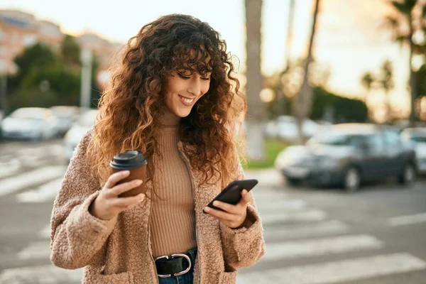 Νεαρή Ισπανίδα Γυναίκα Που Χρησιμοποιεί Smartphone Και Πίνει Καφέ Στην — Φωτογραφία Αρχείου