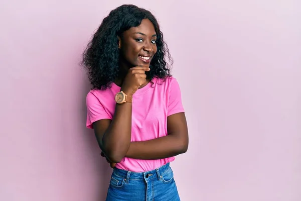 Mulher Jovem Africana Bonita Vestindo Camisa Casual Rosa Sorrindo Olhando — Fotografia de Stock