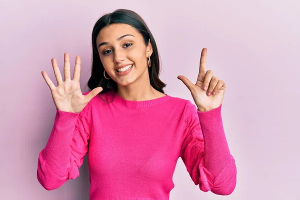 Jeune Femme Hispanique Portant Des Vêtements Décontractés Montrant Pointant Vers — Photo