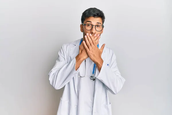 Doktor Üniforması Giyen Genç Yakışıklı Bir Adam Steteskop Yanlışlıkla Ağızlarını — Stok fotoğraf