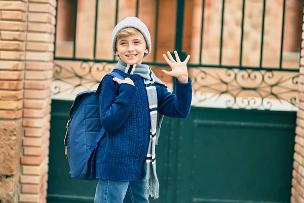 Adorable Estudiante Rubio Diciendo Adiós Con Mano Escuela — Foto de Stock