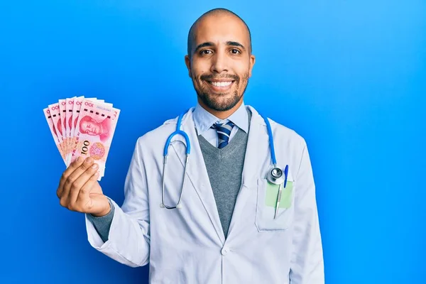 ヒスパニック系成人医師の男性は 正と幸せな立って見て元紙幣を保持し 歯を示す自信を持って笑顔で笑顔を着て — ストック写真