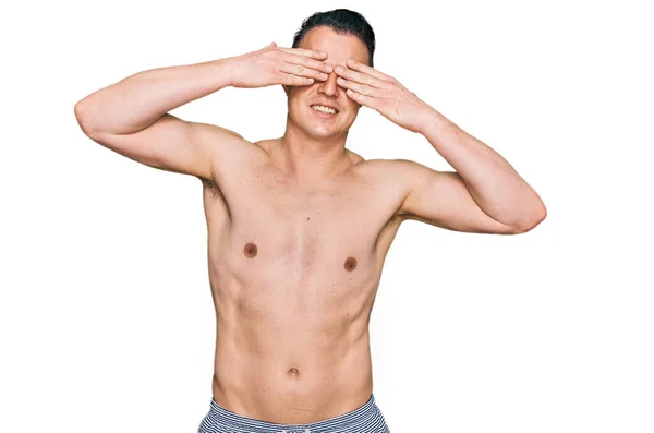 Hezký Mladý Muž Plavkách Bez Košile Zakrývající Oči Veselýma Legračníma — Stock fotografie