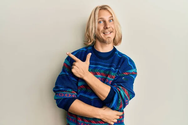 Kaukasischer Junger Mann Mit Langen Haaren Trägt Bunten Winterpullover Und — Stockfoto