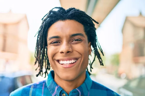 Ung Afrikansk Amerikan Man Ler Glad Tittar Till Kameran Gatan — Stockfoto