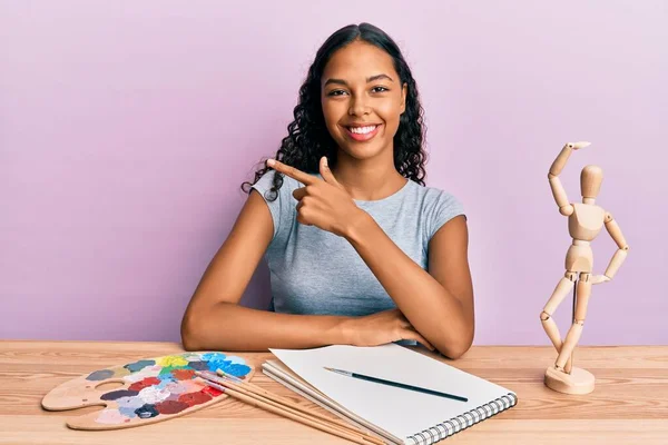 Young African American Girl Artist Sitting Studio Table Smiling Cheerful — ストック写真