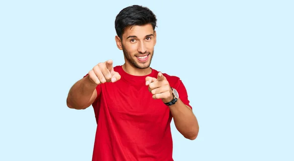 Joven Hombre Guapo Con Camiseta Roja Casual Apuntando Usted Cámara —  Fotos de Stock